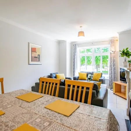 105 - Lovely Townhouse By Shortstays Holiday home *
