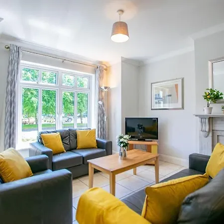 105 - Lovely Townhouse By Shortstays