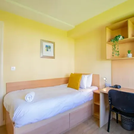 105 - Lovely Townhouse By Shortstays