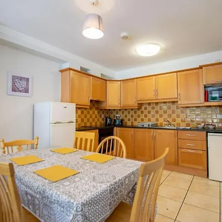 Holiday home 105 - Lovely Townhouse By Shortstays