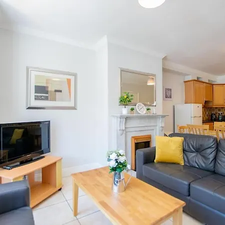 Holiday home 105 - Lovely Townhouse By Shortstays