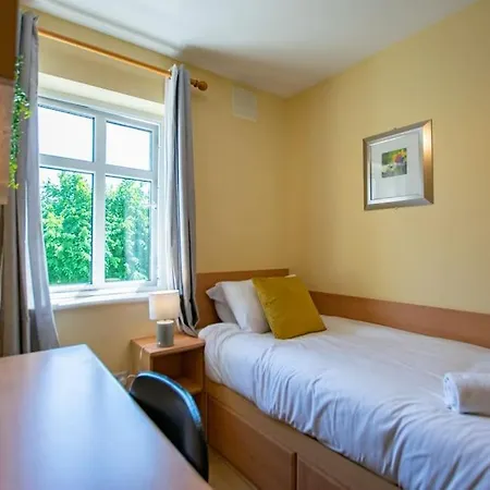 Holiday home 105 - Lovely Townhouse By Shortstays *