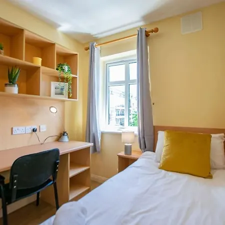 105 - Lovely Townhouse By Shortstays *