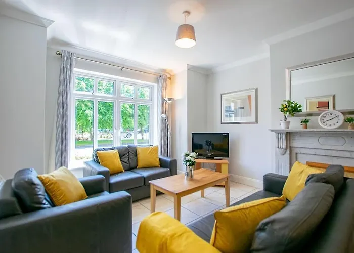 105 - Lovely Townhouse By Shortstays